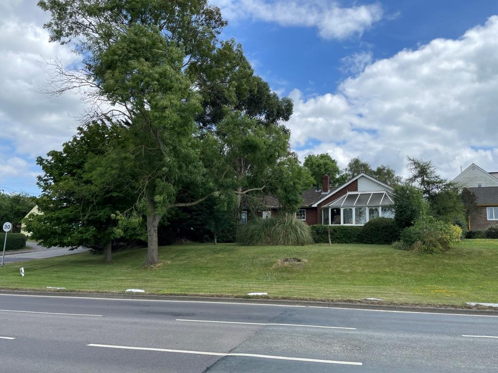 Lot: 148 - SEVEN-BEDROOM BUNGALOW WITH PERMISSION FOR TWO DETACHED DWELLINGS - View of property from road side